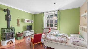 1 slaapkamer, een bureau, internet