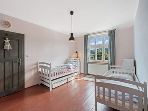 1 bedroom, desk, internet