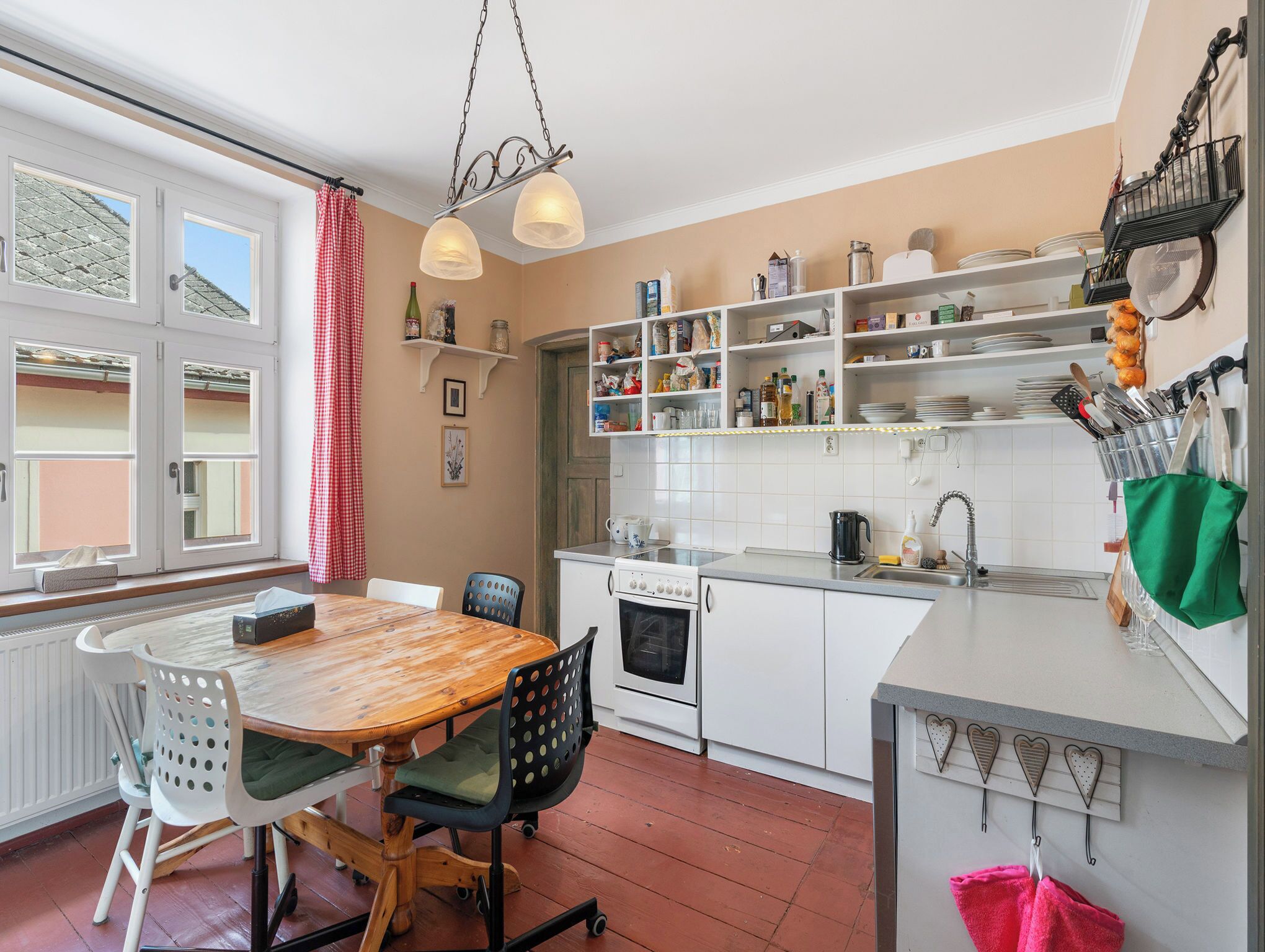 Geladeira, micro-ondas, fogão, talheres/pratos/utensílios de cozinha