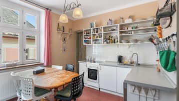 Køleskab, mikrobølgeovn, ovn, køkkentøj/tallerkener/redskaber