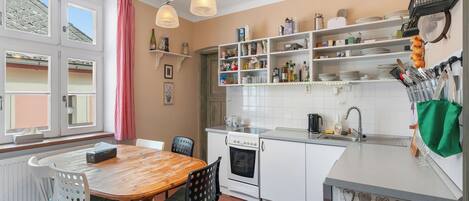 Réfrigérateur, micro-ondes, four