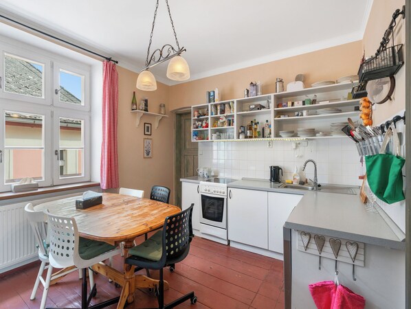 Fridge, microwave, oven, cookware/dishes/utensils