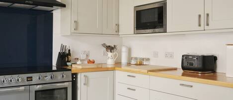 Réfrigérateur, micro-ondes, four