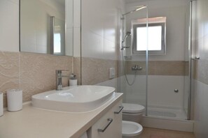 Douche, séchoir à cheveux, bidet