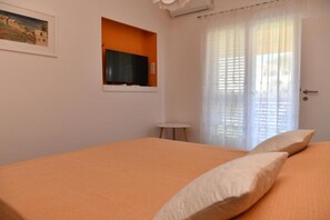 2 habitaciones, tabla de planchar con plancha y cuna de viaje 