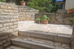 المنطقة المحيطة بالمنشأة