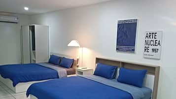 Quarto triplo família, varanda, vista para a piscina | Escrivaninha, Wi-Fi de cortesia