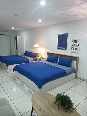 Familien-Dreibettzimmer, Terrasse, Poolblick | Schreibtisch, kostenloses WLAN