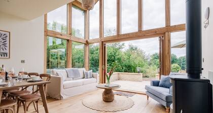 Beautifully presented holiday home in the Cotswolds with amazing views - The Tractor Shed