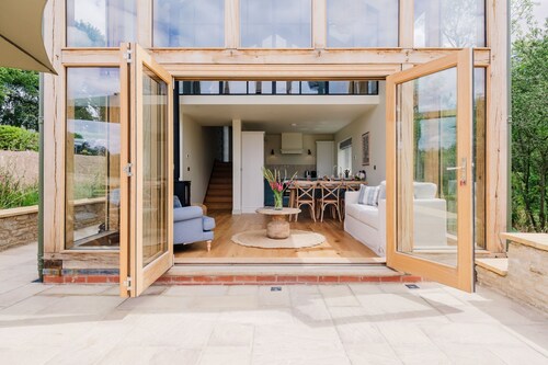 Beautifully presented holiday home in the Cotswolds with amazing views - The Tractor Shed