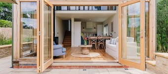 Beautifully presented holiday home in the Cotswolds with amazing views - The Tractor Shed