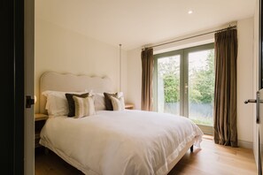 1 bedroom, desk, WiFi, bed sheets