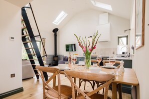 Dining - Beautifully presented holiday home in the Cotswolds with pretty balcony - The Old Workshop (Combrook)