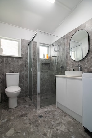 Dusche, Haartrockner, Handtücher, Toilettenpapier
