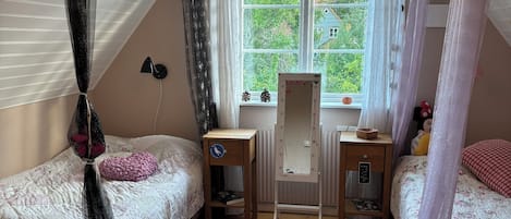 Iron/ironing board, WiFi, bed sheets