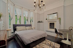 4 habitaciones, tabla de planchar con plancha, wifi y ropa de cama