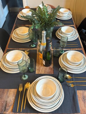 Dining - Stylish, City Hideaway - Pet + Group friendly - Sleeps up to 9 comfortably  (Cardiff)