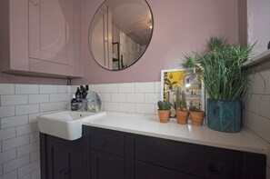 Regadera, secadora de cabello, toallas, jabón