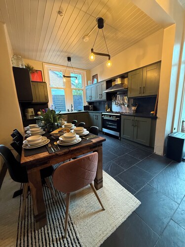 Stylish, City Hideaway - Pet + Group friendly - Sleeps up to 9 comfortably 