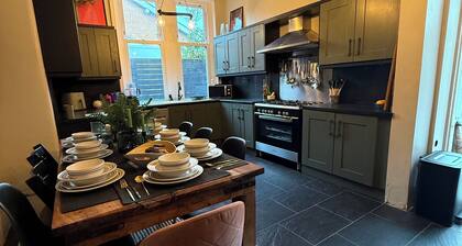 Stylish, City Hideaway - Pet + Group friendly - Sleeps up to 9 comfortably