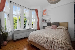 4 habitaciones, tabla de planchar con plancha, wifi y ropa de cama