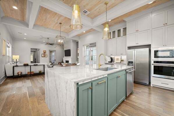 Frigorifero, microonde, forno, piano cottura