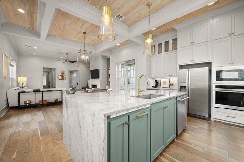 Welcome to Casa De Burreaux - Stylish Home