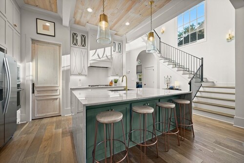 Welcome to Casa De Burreaux - Stylish Home