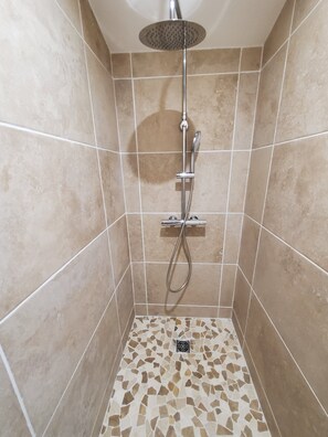 Shower, towels, soap, toilet paper - The Cosy Charming Apartment Renovate (Gémozac)