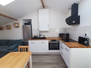 Microwave, oven, stovetop, dishwasher - The Cosy Charming Apartment Renovate (Gémozac)