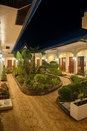 Terrace/patio - Hola Hostel Puerto Princesa (Puerto Princesa)