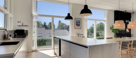 Réfrigérateur, four à micro-ondes, lave-vaisselle