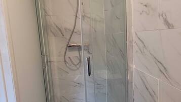 Serviettes fournies, savon, papier toilette