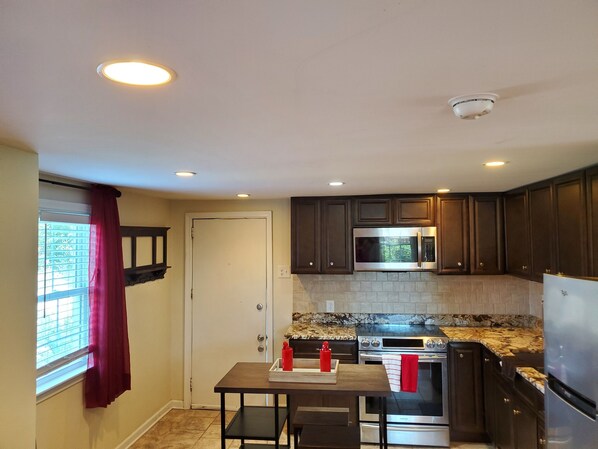 Microondas, horno, placa de cocina