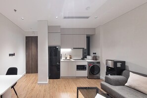 電気ポット、ダイニングテーブル