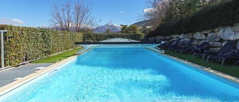 Una piscina techada, una piscina al aire libre