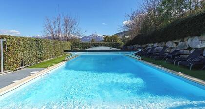 Villa resort ideal for groups and families with lake and mountain views, swimming pool, sauna