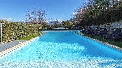 Villa resort ideal for groups and families with lake and mountain views, swimming pool, sauna