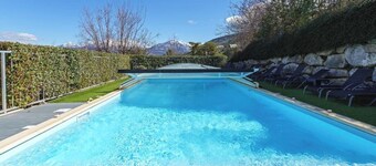 Villa resort ideal for groups and families with lake and mountain views, swimming pool, sauna