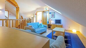 Smart TV, fireplace, DVD player, table tennis