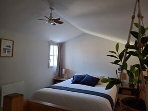 2 slaapkamers, een strijkplank/strijkijzer, reisbedje, beddengoed