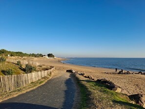 Ligstoelen aan het strand