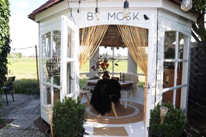 Apartment | Outdoor dining - Beautifully Styled Studio Apartment (Bitgummole)