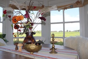 Apartment | Dining - Beautifully Styled Studio Apartment (Bitgummole)