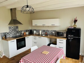 Een microgolfoven, een oven, een kookplaat