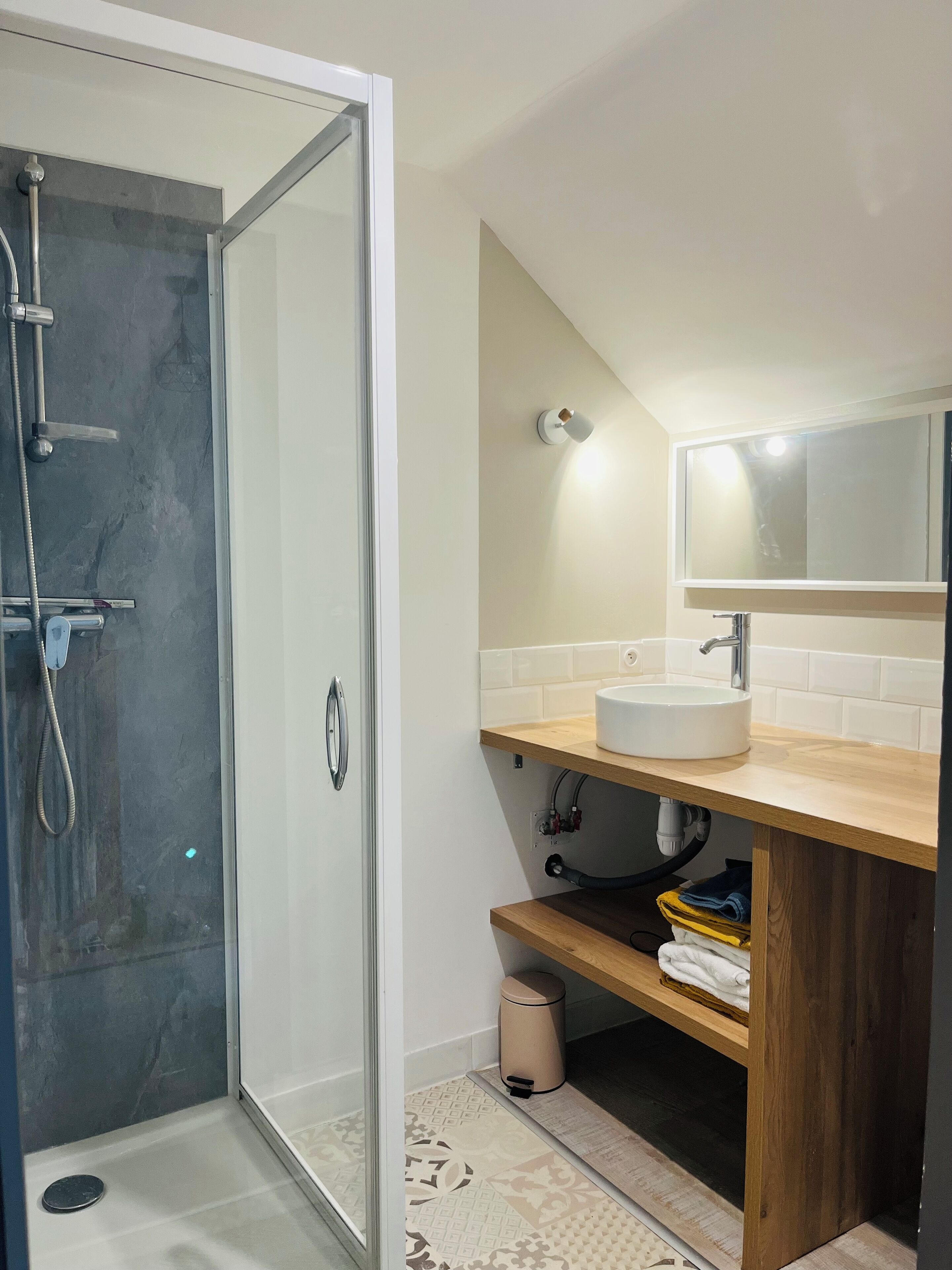 Sèche-cheveux, serviettes fournies, savon, papier toilette