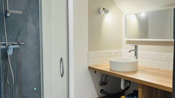 SĂšche-cheveux, serviettes fournies, savon, papier toilette