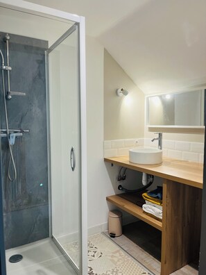 SĂšche-cheveux, serviettes fournies, savon, papier toilette