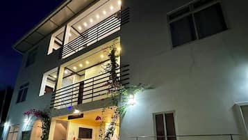 Vista frontal de la propiedad