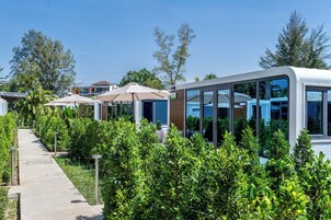 Cabaña Premier, cocina básica, en la zona del jardín | Minibar, caja fuerte, cortinas opacas y sistema de insonorización